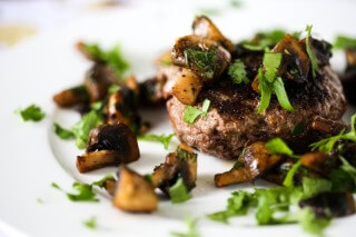 hamburgers-with-mushrooms-provencale-style_0001